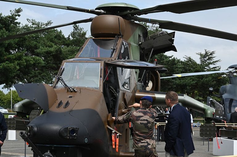 군용 헬리콥터 전시