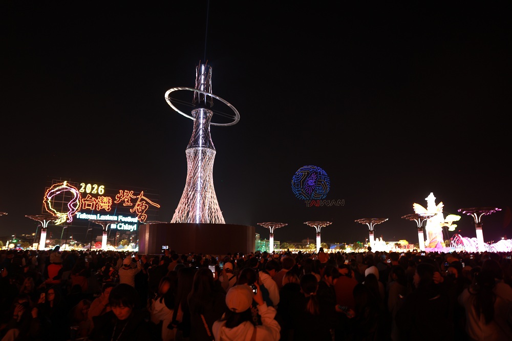 야간 메인 랜턴 타워와 관람 인파