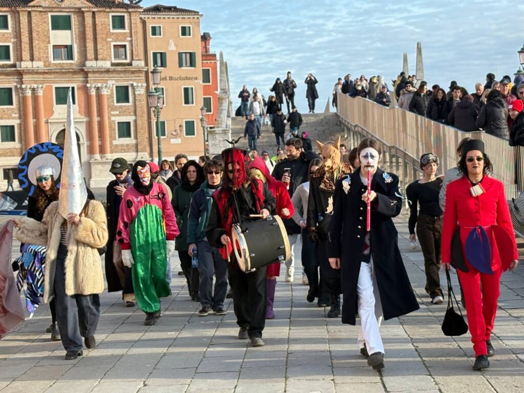 베니스 거리 가면 행렬